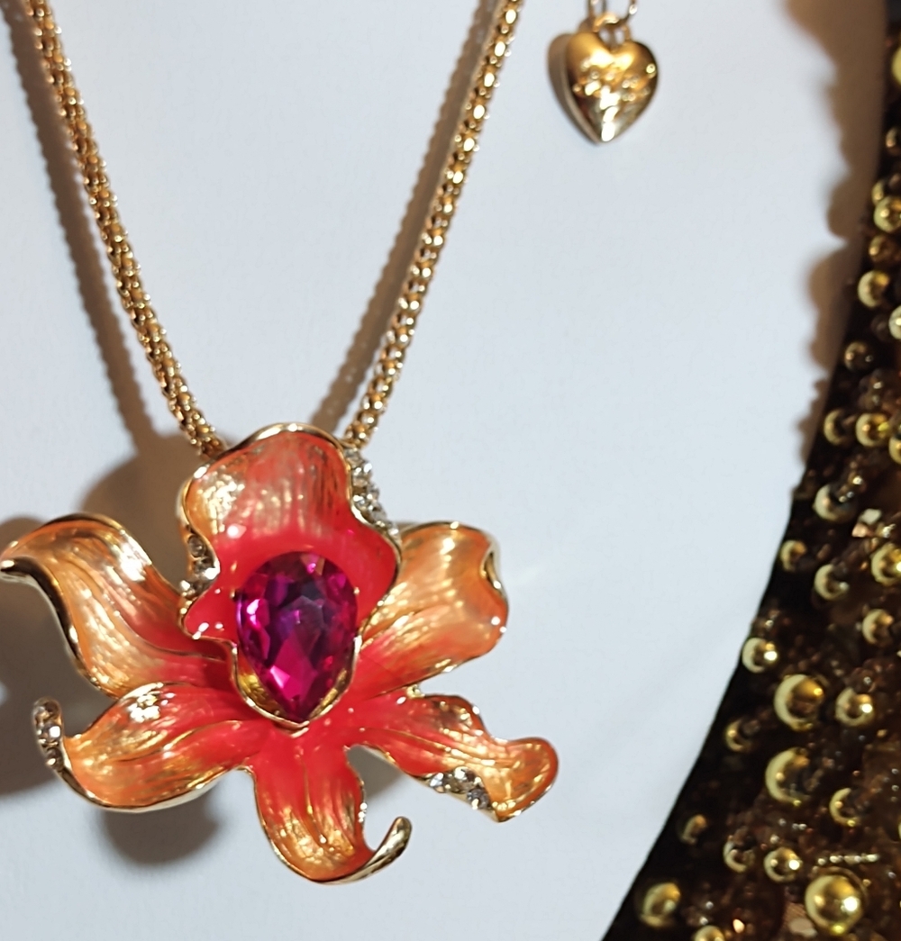 Elegant Gold and Pink Floral Pendant Necklace